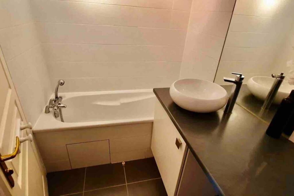 Tichnich Appartement - 2 Bedrooms - 1 Min Away From Train Station Annemasse Eksteriør bilde